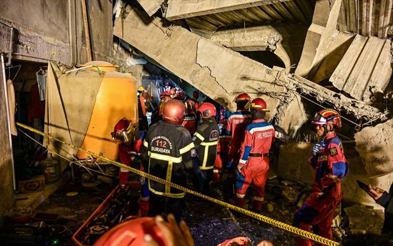 انڈونیشیا میں سکول کی عمارت زمین بوس، 1 طالبعلم جاں بحق، 65 بچے ملبے تلے دب گئے