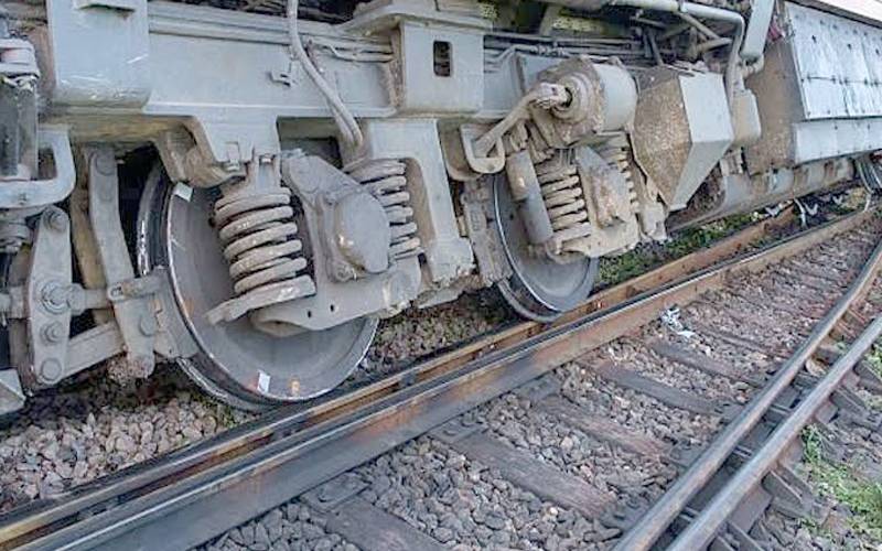 کوٹری سٹیشن کے قریب ٹرین کا انجن پٹڑی سے اتر گیا