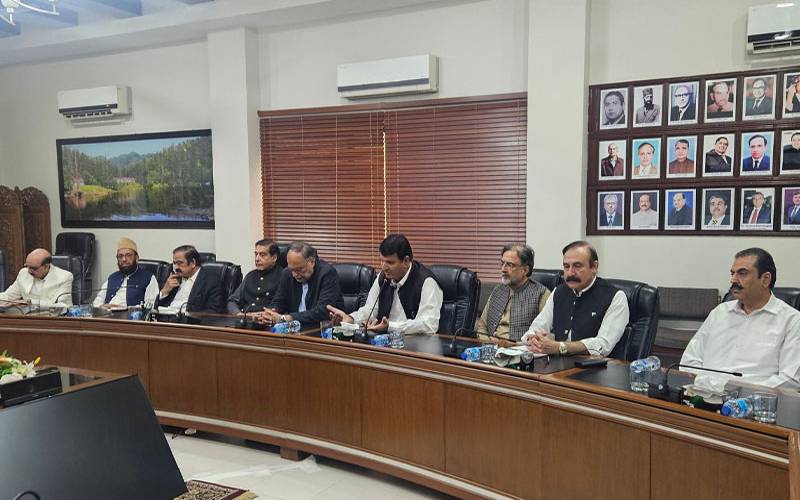 عوامی ایکشن کمیٹی سے مذاکرات ؛وفاقی وزرا کو کپڑوں اور میڈیسن کی کمی کا سامنا 