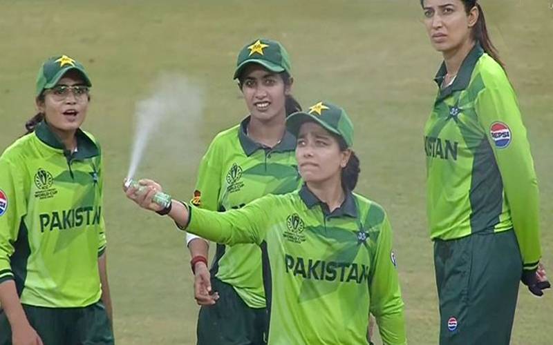 ویمنزکرکٹ ورلڈکپ: پاک بھارت میچ کے دوران پاکستانی کھلاڑیوں کو سپرے کیوں کرنا پڑا؟