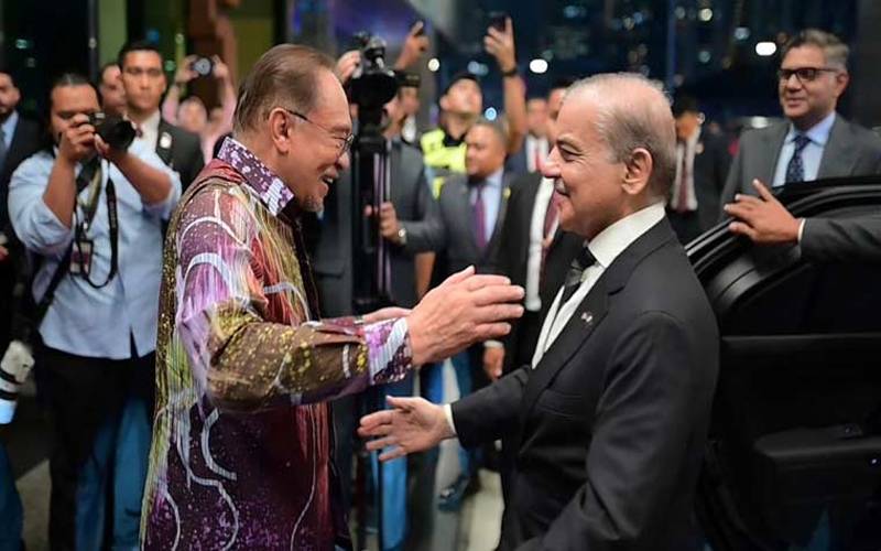 وزیراعظم شہباز شریف 2 روزہ دورے پر ملائیشیا پہنچ گئے، پُرتپاک استقبال