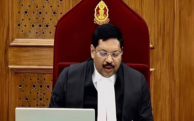 وکیل نے سماعت کے دوران بھارتی چیف جسٹس پر جوتا پھینک دیا