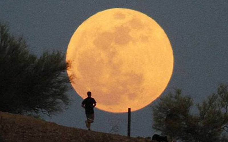 پاکستان میں آج رات سپر مون کا خوبصورت نظارہ کیا جا سکے گا