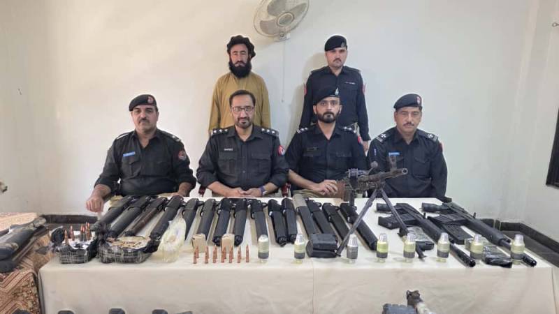 کوہاٹ، اسلحہ سے بھری گاڑی سمیت ہتھیاروں کا بین الاضلاعی سمگلر گرفتار 