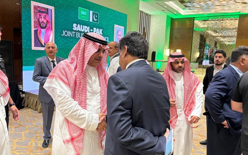 سابق نگراں وزیر تجارت گوہر اعجاز کی سعودی شہزادہ منصور بن محمد سے ملاقات