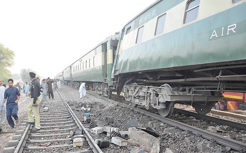 راولپنڈی سے لاہور آنے والی اسلام آباد ایکسپریس حادثے کا شکار