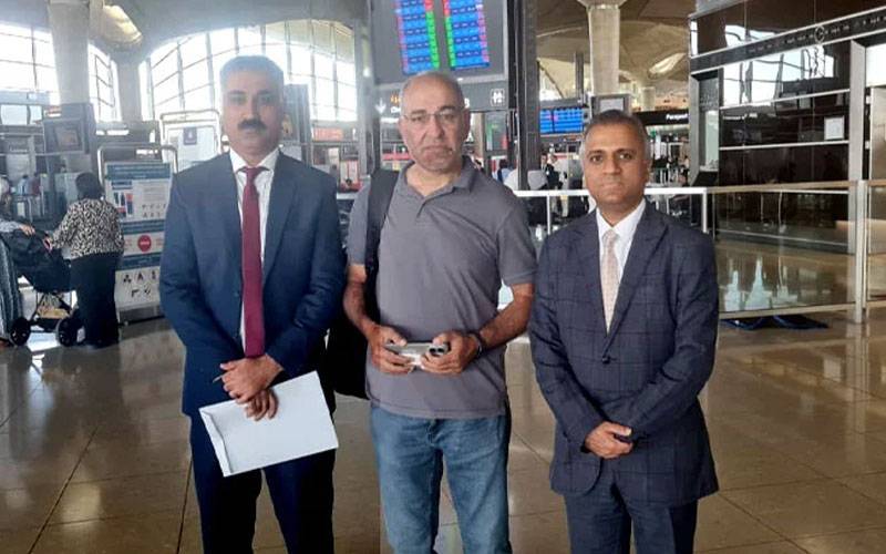 سابق سینیٹر مشتاق احمد اسرائیلی حراست سے رہائی کے بعد پاکستان پہنچ گئے 