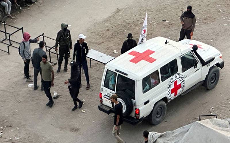 غزہ امن معاہدہ: فلسطینی قیدیوں کے بدلے پہلے مرحلے میں 7 اسرائیلی یرغمالی رہا، ریڈ کراس کے سپرد