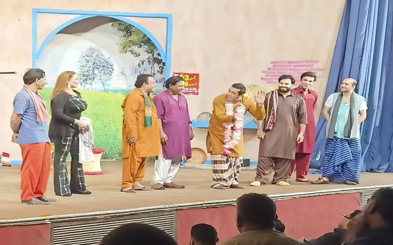  9سٹیج فنکاروں کی ڈرامہ ہالز میں غیراخلاقی پرفارمنس،نوٹسز جاری،2 دن میں جواب ورنہ؟