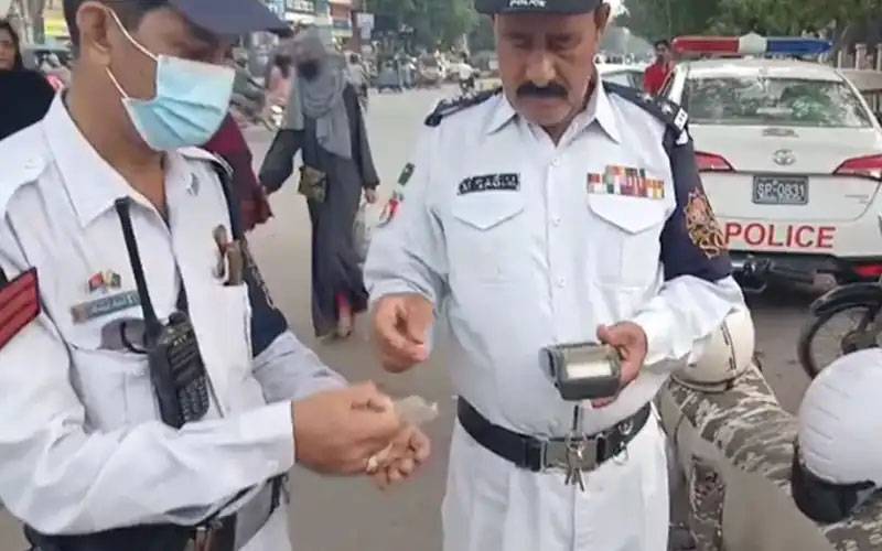 ’’سب پھڑے جان گئے‘‘ ٹریفک قوانین کی خلاف ورزی پرسینئر افسر کی گاڑی  پکڑ کرFIRدرج
