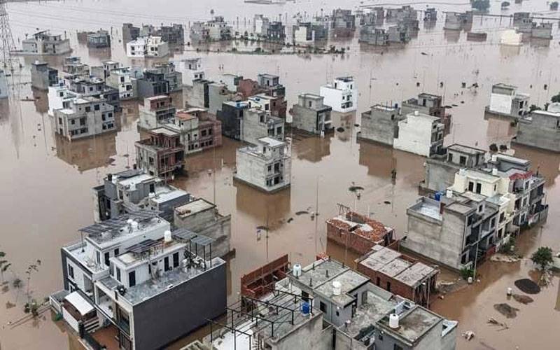   سیلاب سے معیشت کو 822 ارب روپے کا نقصان، 70 اضلاع میں 65 لاکھ سے زائد افراد متاثر