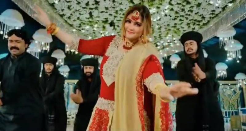 ذیشان روکھڑی اور ماہی فروا خان کا خوبصورت گانا ’’جھمراں‘‘ ریلیز 
