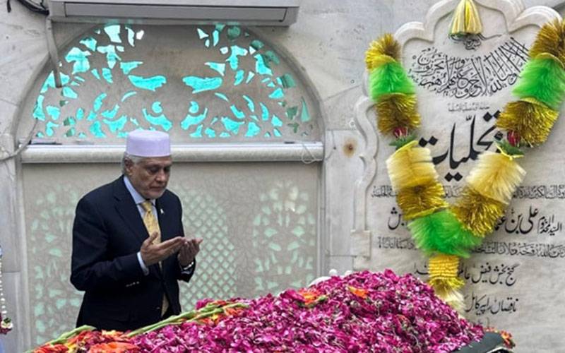 ڈپٹی وزیراعظم اسحاق ڈار کی داتا دربار پر حاضری،چادر چڑھائی اور فاتحہ خوانی کی 