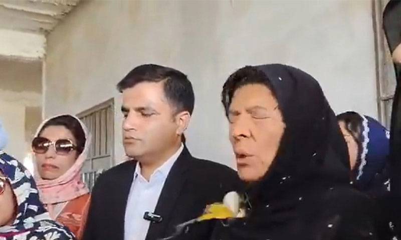 جس چادر پر انڈا پھینکا گیا وہ 50 لاکھ روپے میں فروخت ہوئی، علیمہ خان