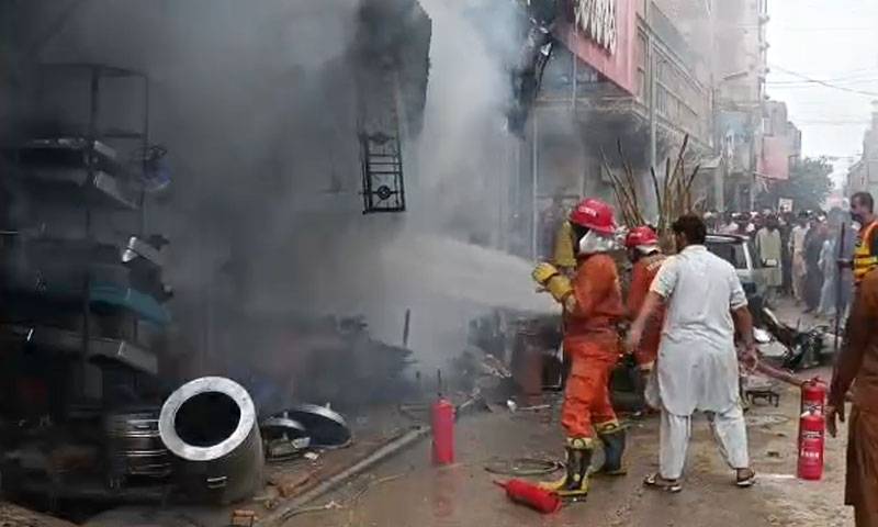 بنوں: گیس سلنڈر  کی دکان میں آتشز زدگی،کئی سلنڈر دھماکے سے پھٹ گئے