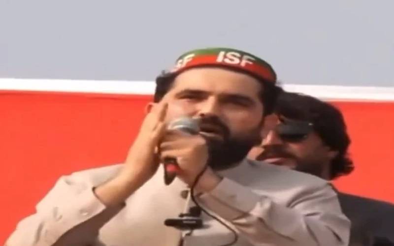 وزیراعلیٰ خیبرپختونخوا نے عوام سے ہاتھ جوڑ کر معافی مانگ لی
