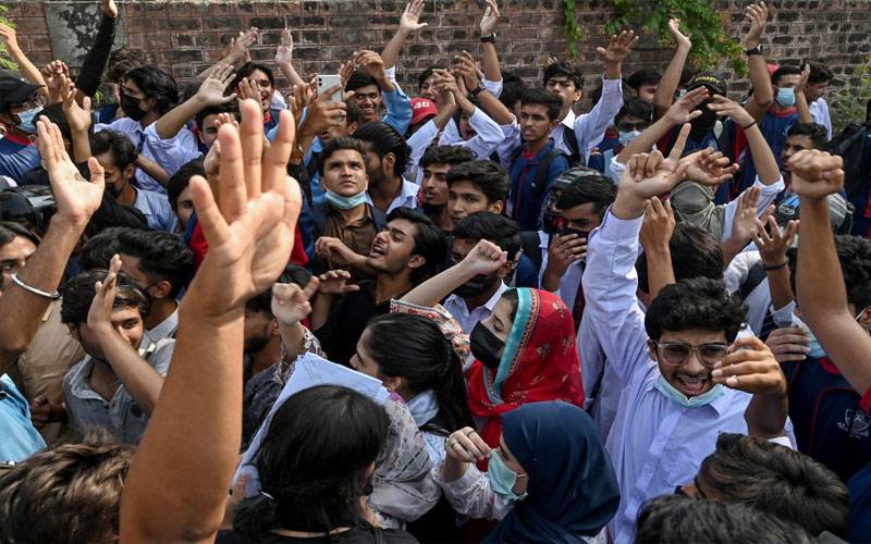  ایبٹ آباد یونیورسٹی میں احتجاج، ایم پی اے کے بیٹوں نے طلبا پر گاڑی چڑھا دی 