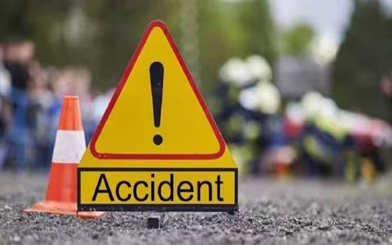 شیخوپورہ: ٹرک کی ٹکر سے سکول بس نالے میں گر گئی، 21 بچے زخمی