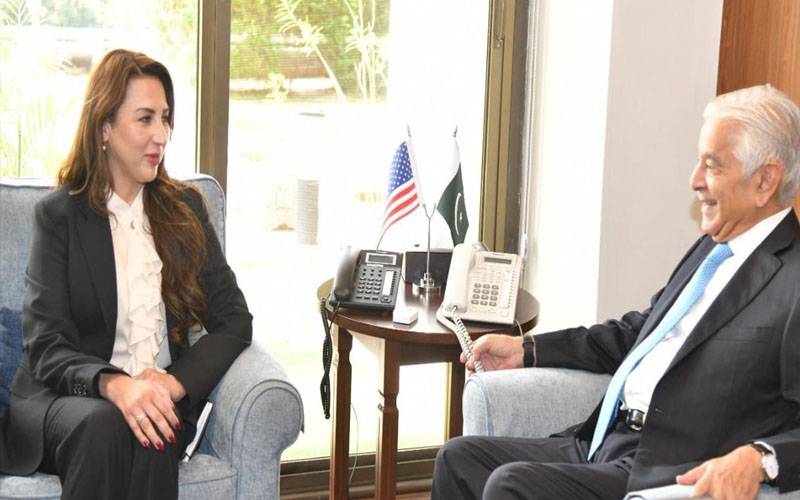 نٹالی بیکر کی خواجہ محمد آصف سے ملاقات،باہمی دلچسپی کے امور پر تبادلہ خیال
