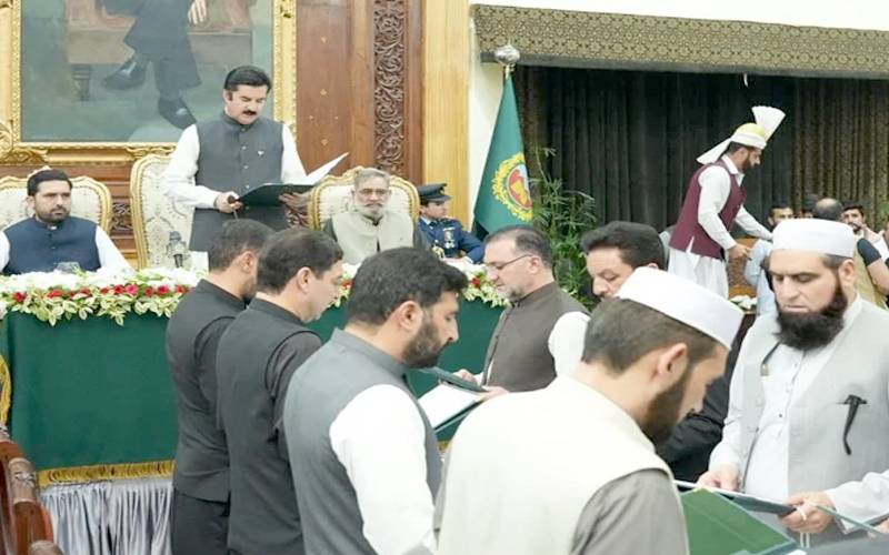 خیبر پختونخوا کی نئی کابینہ کے اراکین نے حلف اٹھالیا