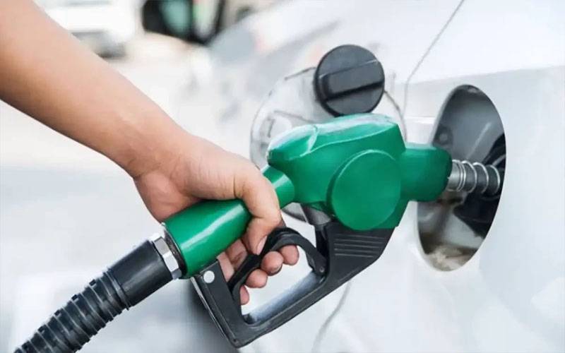 پاکستان میں پیٹرولیم مصنوعات کی قیمتوں میں اضافہ، امارات میں نمایاں کمی ریکارڈ
