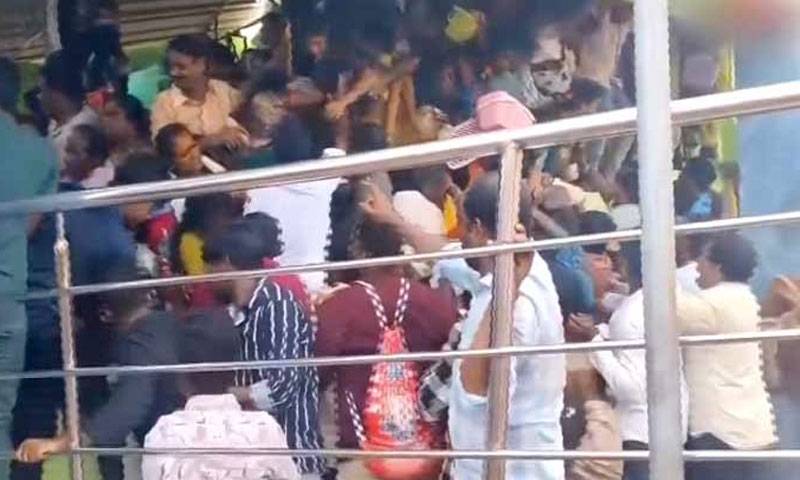 بھارت: آندھرا پردیش میں بھگدڑ، خواتین و بچوں سمیت 10 افراد ہلاک