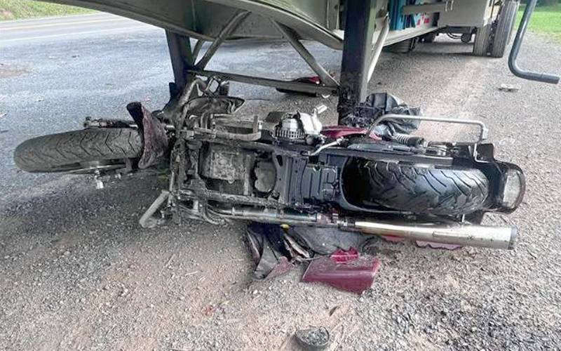 لاہور میں ڈمپر نے موٹر سائیکل کو کچل دیا، 3 افراد جاں بحق