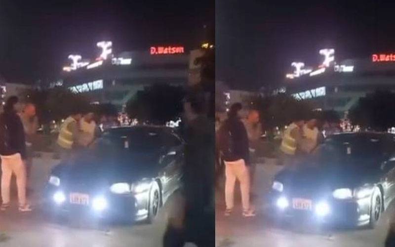 اسلام آباد میں ٹریفک پولیس اہلکاروں پر تشدد کرنے والا نوجوان گرفتار کر لیا گیا 