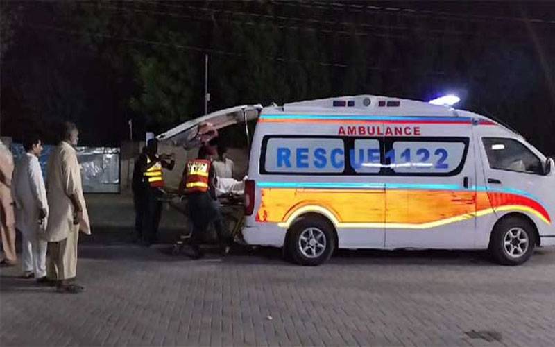 لاہور میں بوتلوں سے بھرا ٹرک رکشے پر اُلٹ گیا، 2خواتین سمیت 4 افراد جاں بحق