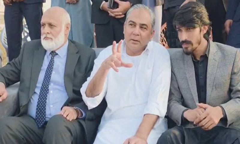 محسن نقوی کی قائد اعظم یونیورسٹی آمد، پختون طلباء کیساتھ روایتی ’’رقص اتن‘‘ میں حصہ لیا