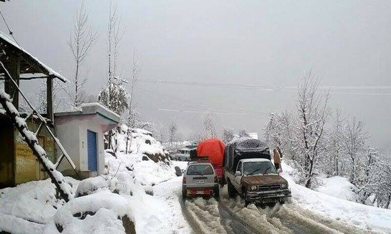 وادی کاغان، ناران اور بابو سر ٹاپ پر برفباری کا سلسلہ جاری،6 انچ تک برف پڑ  چکی