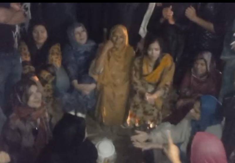 علیمہ خان کا دھرنا،کار سوار نے وہاں بیٹھے  افراد کو ٹکر مار دی،2 زخمی