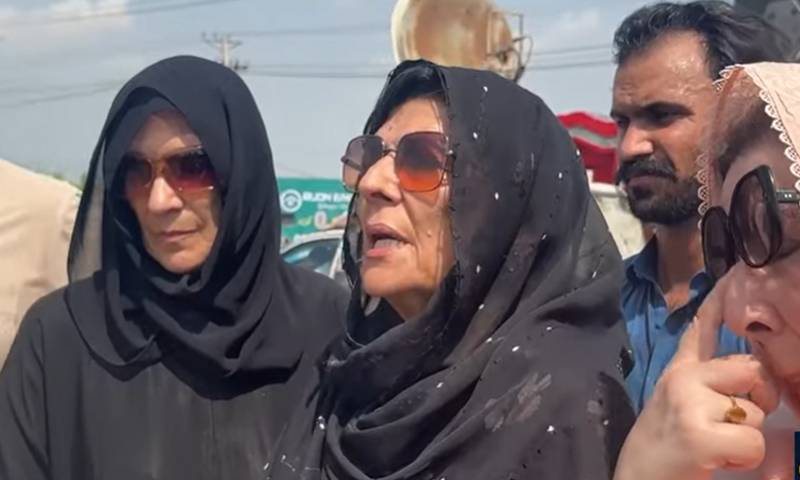  بانی نے ملاقات کے دن کارکنان کو اڈیالہ جیل کے باہر آنے سے نہیں روکا،علیمہ خان اورعظمی خان کی میڈیا ٹاک