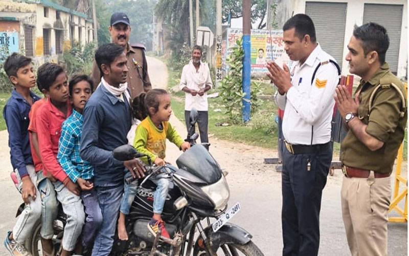 موٹرسائیکل پر 6 بچوں کو بٹھانے پر 22 ہزار روپےکاچالان