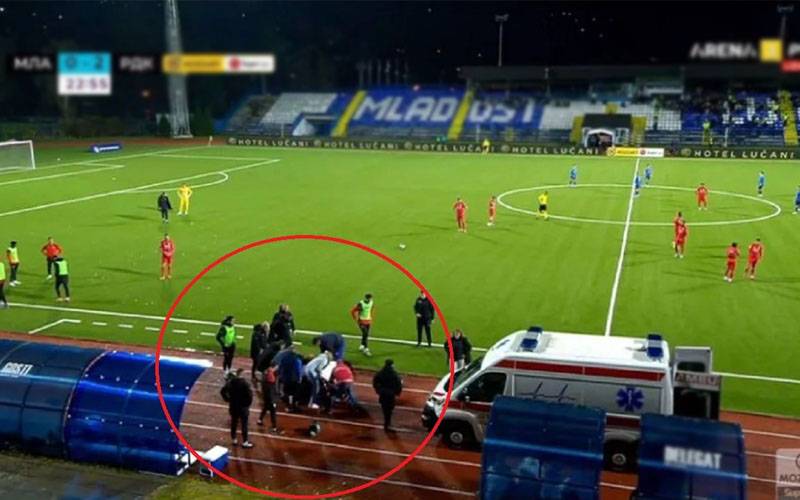 سربیا کی فٹبال ٹیم کے ہیڈ کوچ کا دورانِ میچ انتقال، کھلاڑی گراؤنڈ میں رو پڑے