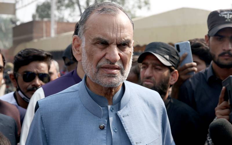 پی ٹی آئی کے سینیٹر اعظم سواتی متنازعہ ٹویٹس کے دو مقدمات سے بری