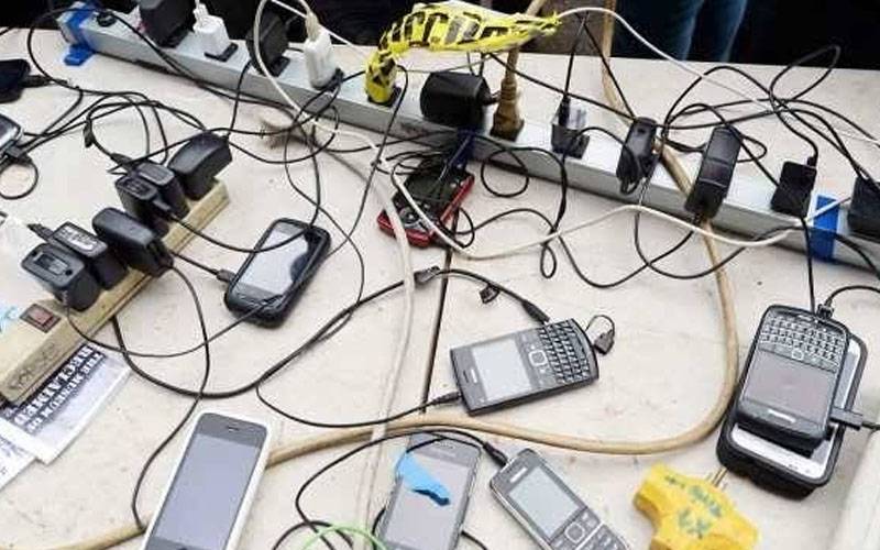 عوامی مقامات پر موبائل فون چارج کرنیوالے ہوشیار 
