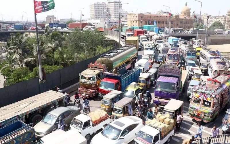 کمشنر کراچی کا ہیوی ٹریفک کیلئے مختلف روٹس بند کرنے کا فیصلہ