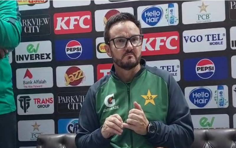 میچ کے دوران ٹیم کومیسج بھیجا پریشر نہ لیں: پاکستانی کوچ مائیک ہیسن