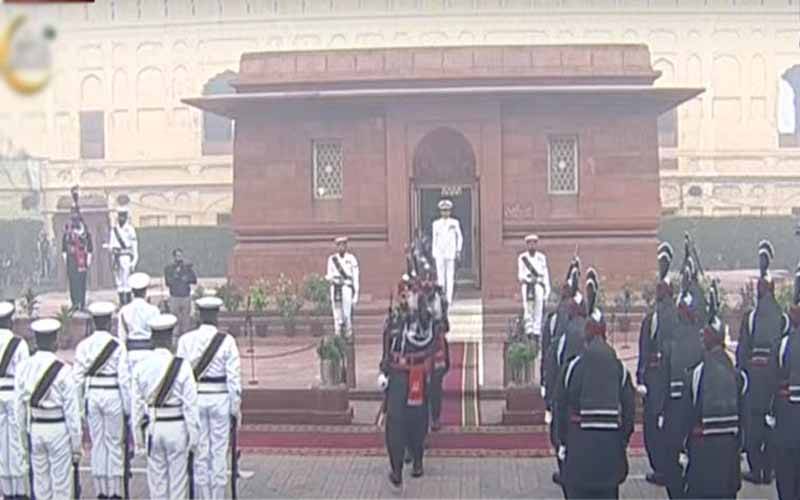 مزارِ اقبال پر گارڈز تبدیلی کی تقریب، پاک بحریہ نے فرائض سنبھال لیے