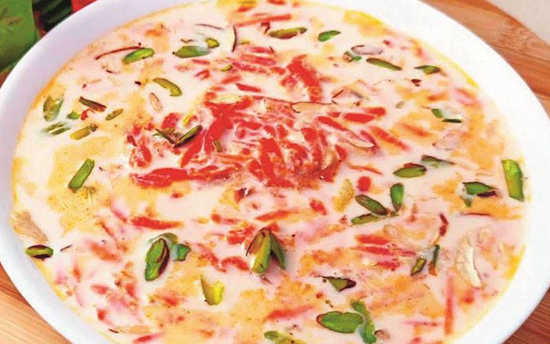 ترکیب: میٹھے میں آج گرما گرم گاجر کی کھیر بنائیں 