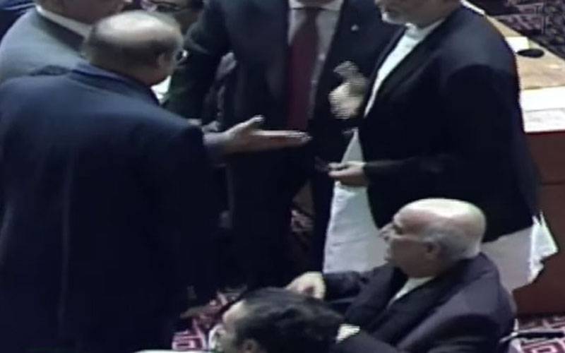 خورشید شاہ 27 ویں آئینی ترمیم پر ووٹ دینےکیلئے وہیل چیئر پر پارلیمنٹ پہنچ گئے