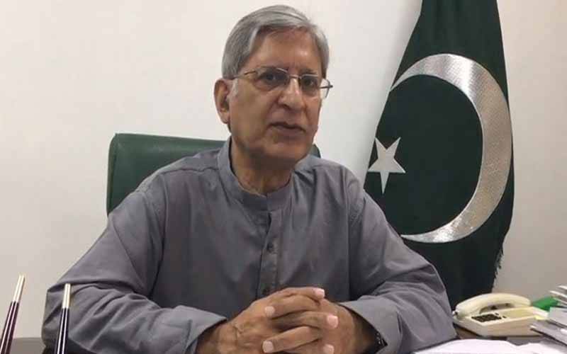 ججز کا استعفے دینا حکومت کیلئے خطرناک ہوسکتا ہے: اعتزازاحسن