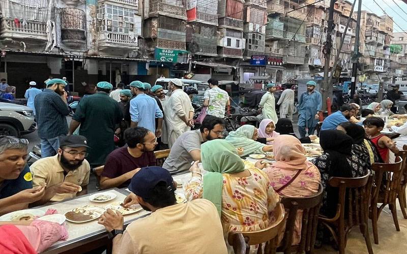 کراچی: راستوں و فٹ پاتھوں پر قبضہ کرنے پر پابندی، دکانداروں کیلئے نئی شرائط عائد