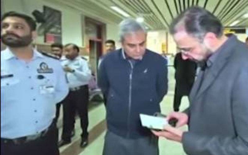 وفاقی وزیر داخلہ محسن نقوی کا لاہور ایئر پورٹ کا دورہ، امیگریشن اہلکاروں کو شاباش، انعام دیا