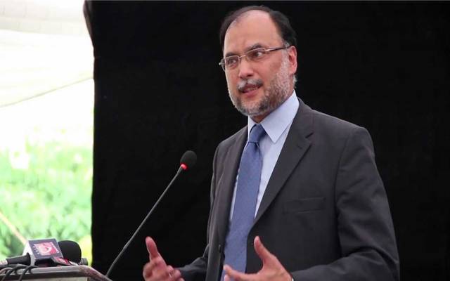 پی ٹی آئی والوں سے کہتا ہوں اسمبلی میں اپنے لیڈرکی رہائی کے نعرے مارتے ہو شرم کرو،احسن اقبال
