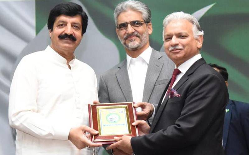 گورنر پنجاب نے رحمت للعالمین اتھارٹی کے چئیرمین خورشید احمد ندیم کو دیوان بہادر ایس پی سنگھا ایوارڈ سے نوازا