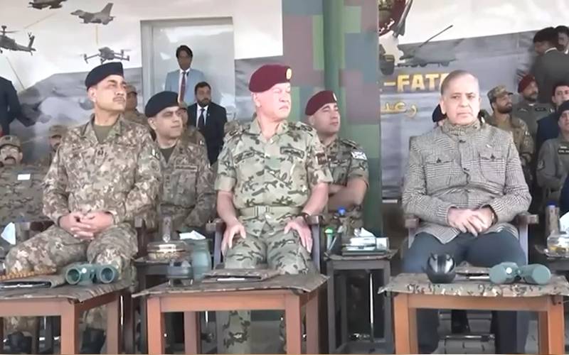 اردن کے شاہ عبداللہ دوئم اور سپریم کمانڈر آف جارڈن آرمڈ فورسز کا GIDS کا دورہ