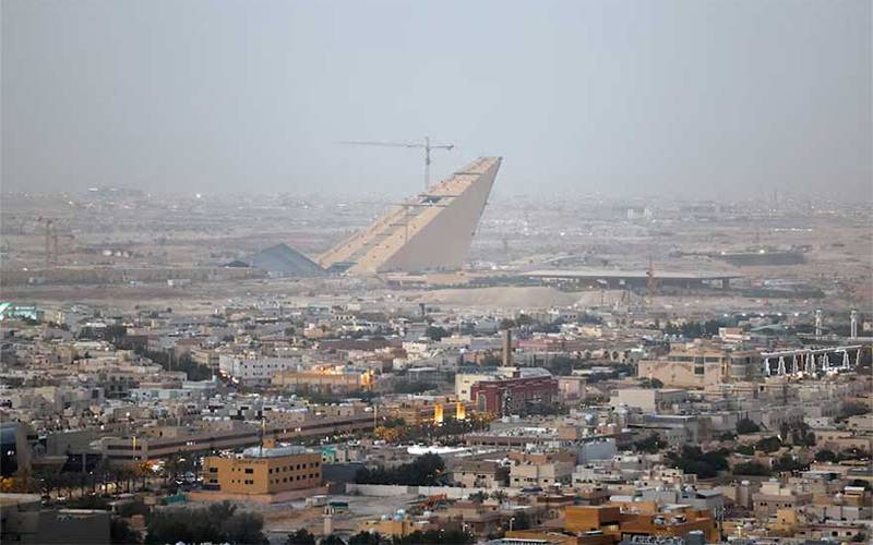 سعودی عرب نے غیر ملکی ملازمین کی تنخواہیں کم کر دیں