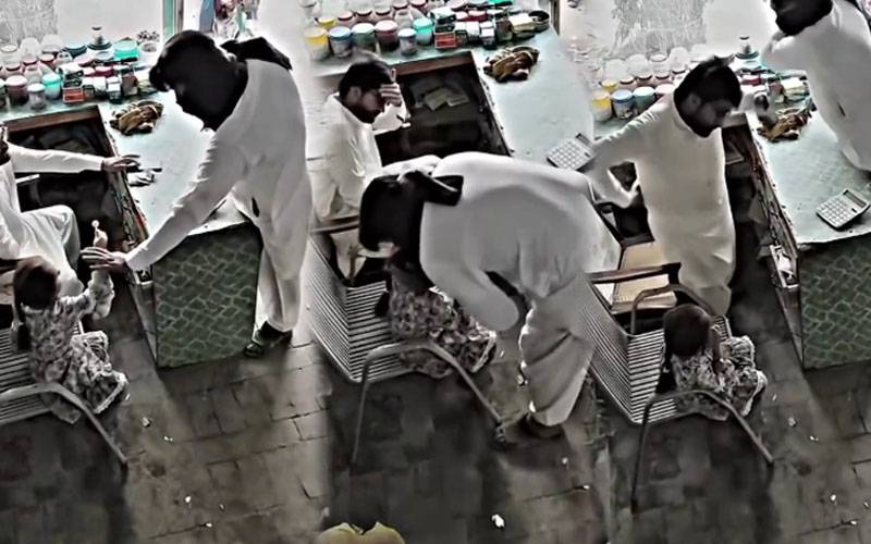  بچی کے رد عمل پر چور نے دکاندار کو سب کچھ واپس کر دیا ، ویڈیو وائرل 